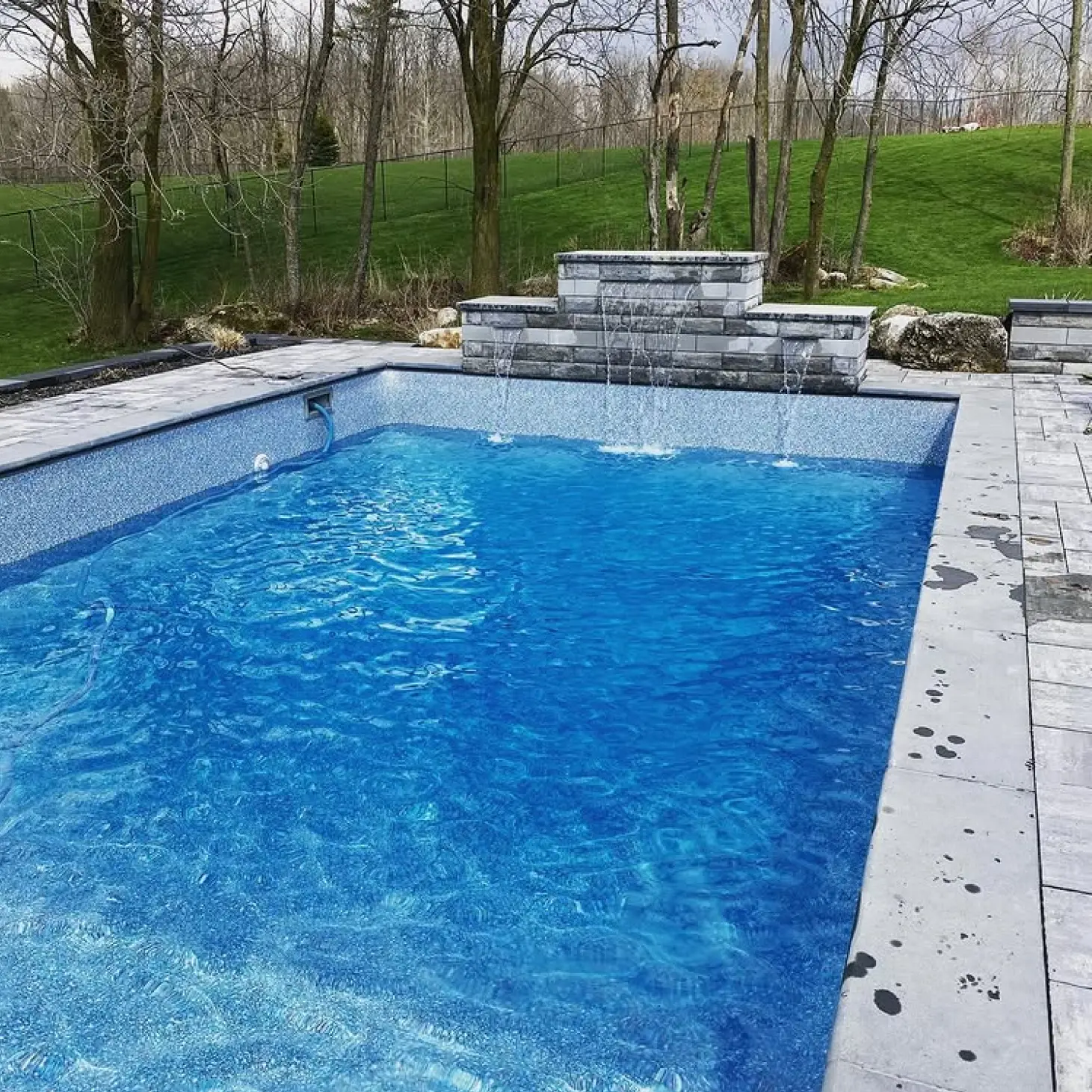 A pool with a fountain